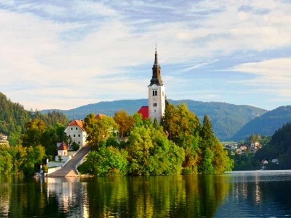 貸切チャーターで行く アルプスの瞳 ブレッド湖周辺観光 英語または日本語 リュブリャナ発 スロベニア旅行の観光 オプショナルツアー予約 Veltra ベルトラ