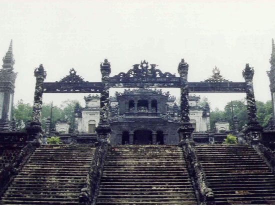 トゥドック＋カイディン＋ミンマン　世界遺産フエ3大帝廟巡りツアー＜午前／現地ガイド(日本語可)／昼食選択可／フエ発＞