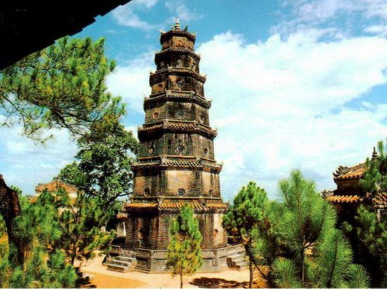 世界遺産フエ観光ツアー　カイディン帝廟＋ティエンムー寺＋王宮＋ドラゴンクルーズ　空港送迎付き帰国日プランあり＜1日／日本語／フエ郷土料理昼食／選べる出発地＞