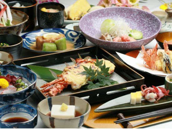 味と踊りの竜宮城「うらしま｣で食事と琉球舞踊を楽しむ＜那覇市＞