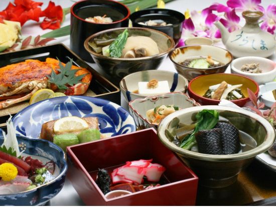 味と踊りの竜宮城「うらしま｣で食事と琉球舞踊を楽しむ＜那覇市＞