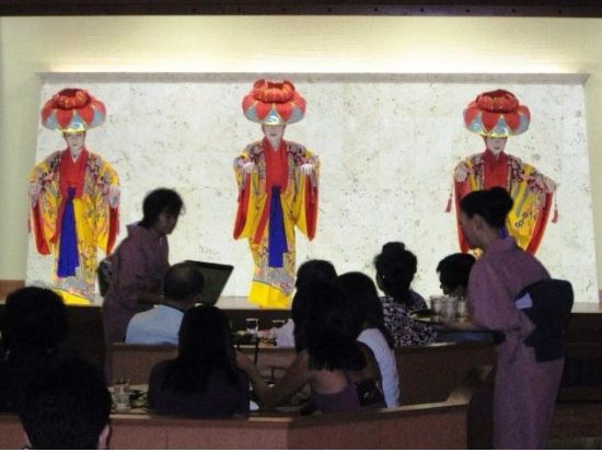味と踊りの竜宮城「うらしま｣で食事と琉球舞踊を楽しむ＜那覇市＞