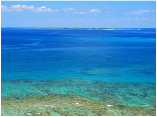 世界文化遺産「斎場御獄」+神の島「久高島」パワースポット巡り 地元教育委員会認定のガイドが案内！厚焼ポーク玉子おにぎり付き＜1日／那覇市ホテル送迎あり／那覇発＞