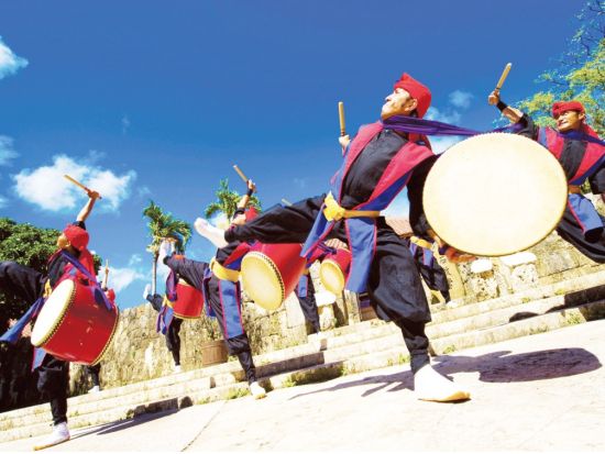 沖縄の歴史と文化に触れるバスツアー 世界遺産「首里城」＋ひめゆりの塔＋おきなわワールドなどをめぐる1日観光＜ランチ付き／那覇発・空港お送り可／2歳以下無料＞