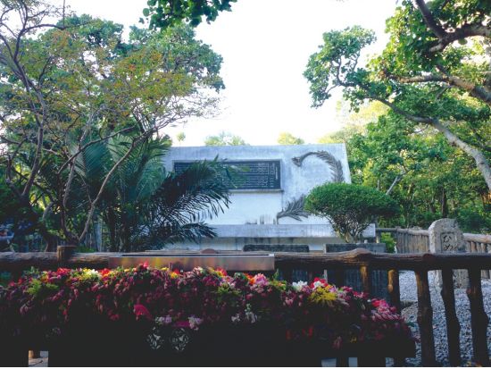 沖縄の歴史と文化に触れるバスツアー 世界遺産「首里城」＋ひめゆりの塔＋おきなわワールドなどをめぐる1日観光＜ランチ付き／那覇発・空港お送り可／2歳以下無料＞