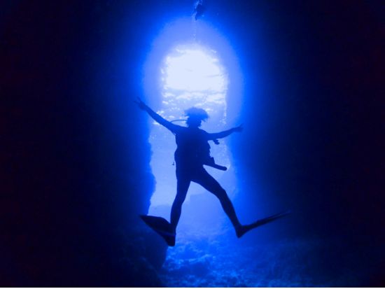 【ベストプライス】青の洞窟 体験ダイビング　透明度抜群の早朝7時30分便もあり！当日15時まで受付＜ボート／ガイド貸切／ショップ設備利用可／恩納村発＞