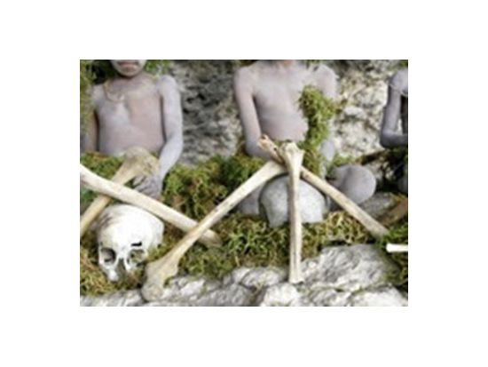 ケマセ村　奇石群と洞窟探検　日帰りツアー　＜英語ガイド／昼食付き／ゴロカ発＞