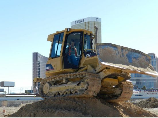 ブルドーザーやショベルカーを運転！Dig this 重機操縦体験　＜運転免許いらずで参加OK／英語ガイド＞