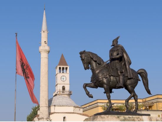 【プライベートツアー】新旧東西の文化が混ざり合う！首都ティラナ市内観光＜午前／車＋ガイド貸切／ティラナ発＞