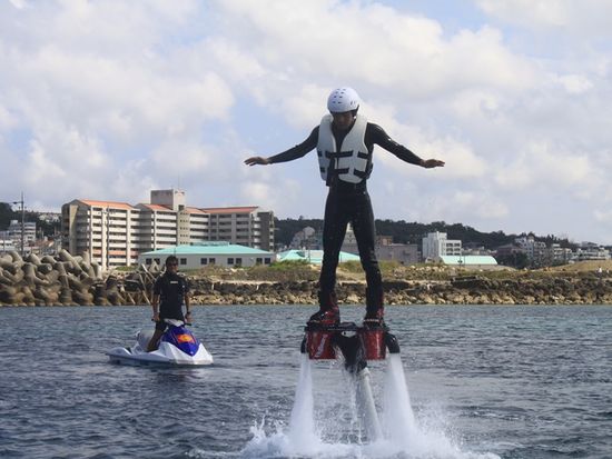 フライボード体験 水圧で空を飛ぶ 宜野湾市 By 宜野湾マリン支援センター 沖縄本島の観光 オプショナルツアー専門 Veltra ベルトラ フライボード体験 水圧で空を飛ぶ 宜野湾市 By 宜野湾マリン支援センター 沖縄本島の観光 オプショナルツアー専門 Veltra ベルトラ