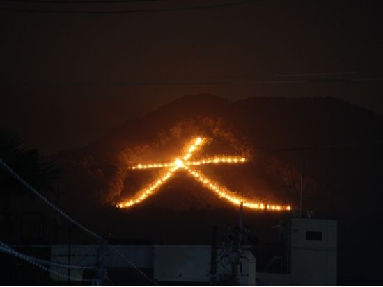 五山送り火鑑賞バスツアー あだし野念仏寺＋嵐山＋点火前の五山案内＋上賀茂神社＋送り火鑑賞（2026/8/16限定）by おこしバス（京都定期観光バス）