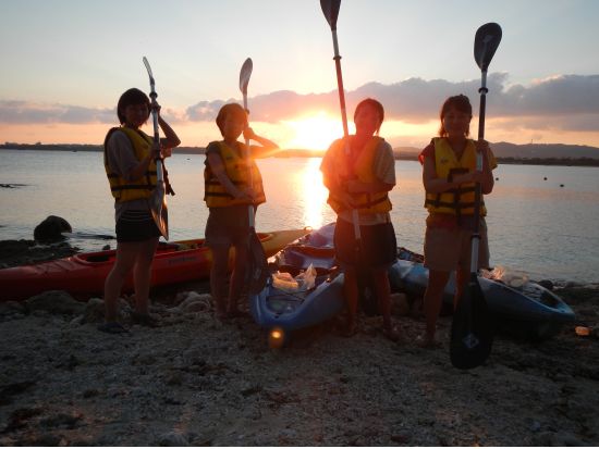 サンセット&ナイトカヤックツアー　1日1組限定！0歳から参加OK、リフト車所有でバリアフリー対応も可能＜4～10月／島内ホテル送迎選択可＞