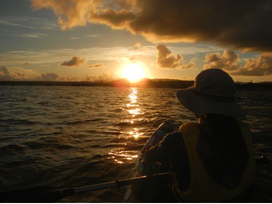 サンセット&ナイトカヤックツアー　1日1組限定！0歳から参加OK、リフト車所有でバリアフリー対応も可能＜4～10月／島内ホテル送迎選択可＞