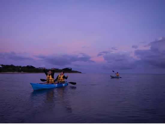 サンセット&ナイトカヤックツアー　1日1組限定！0歳から参加OK、リフト車所有でバリアフリー対応も可能＜4～10月／島内ホテル送迎選択可＞