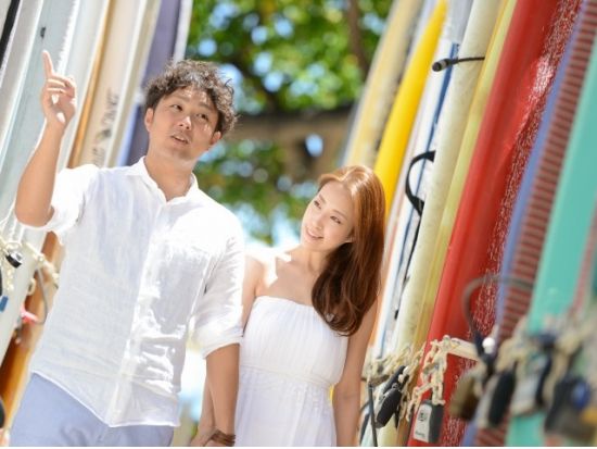 ハワイ　カジュアルフォト　選べるロケーション！ハネムーンや家族旅行の記念に　ヘアセット＆メイク付きプランあり＜ワイキキ市内／ビーチ／カカアコ／カピオラニ公園＞