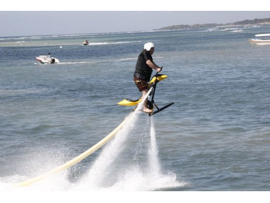 ジェットレブ／ジェットバイク　大空を舞う不思議な感覚に大興奮！＜ホテル往復送迎付＞ *機材重量が重いジェットレブは13歳以上の男性のみ参加可