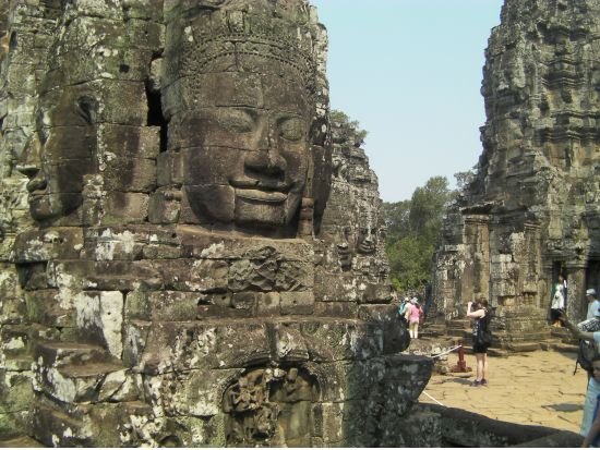 シェムリアップ空港発着2泊3日ツアー　アンコール三大遺跡＋アプサラダンスショー＋選べる郊外観光 ＜宿泊＆食事付／日本語ガイド＞