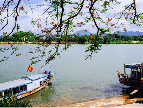 シクロで巡る世界遺産フエ観光＋ティエンムー寺　三輪自転車シクロでゆったり遺跡巡り！＜午前・午後／現地ガイド(日本語可)・英語ガイド／フエ発＞