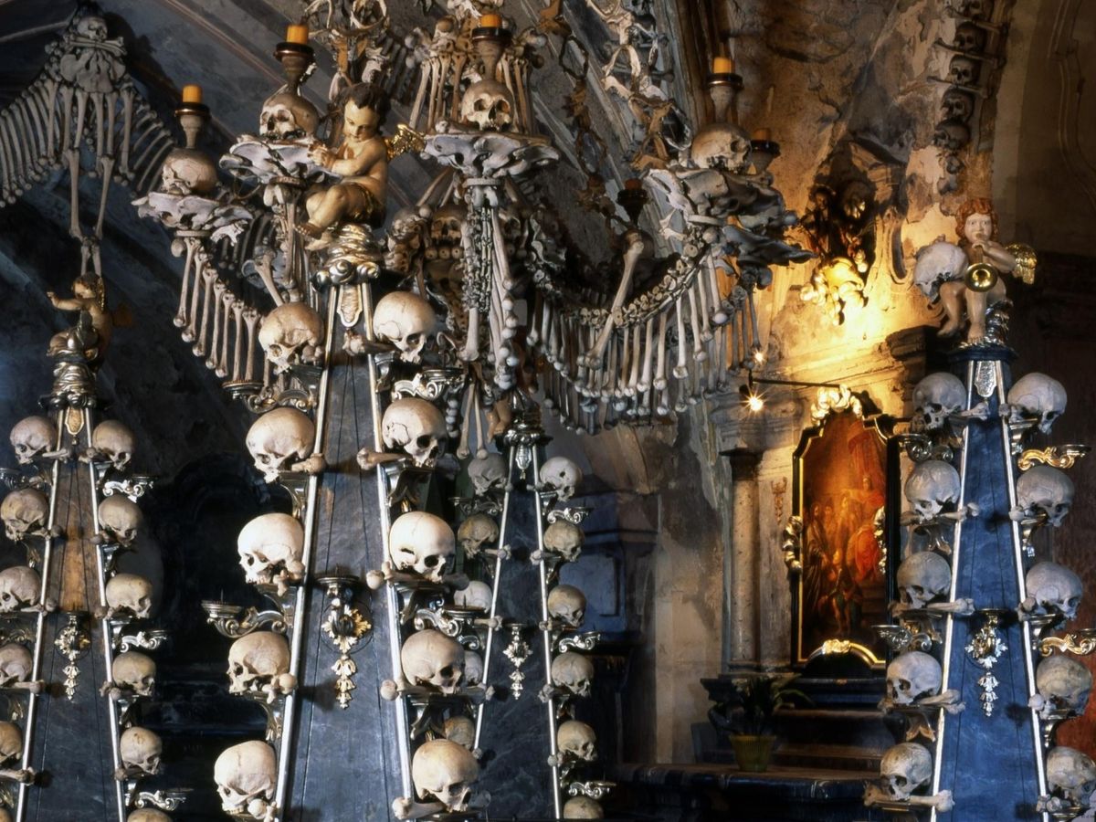 世界遺産クトナー・ホラ半日観光ツアー 聖バルバラ教会＆セドレツ納骨