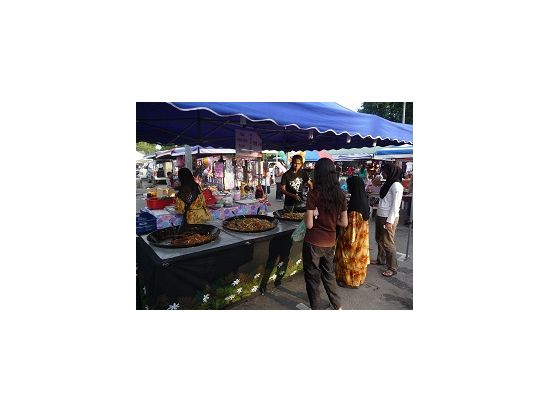 ローカルに人気のナイトマーケット散策ツアー＜夕食付／ランカウイ発＞