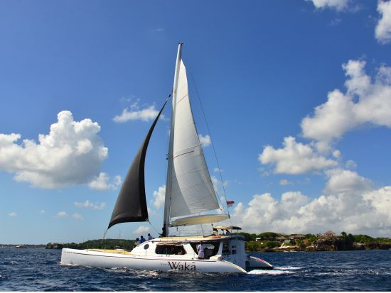 レンボンガン島日帰りツアー　豪華クルーザー「ワカ・セイリング」で行く ワカ・ビーチクラブ滞在＆サンセット観賞　大人のための上質な時間を ＜送迎付き／ランチ付き＞