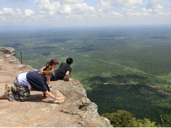 プレアヴィヒア寺院＋アンコールワット3大遺跡　2つの人気ツアーをセットしたお得なプラン！＜昼食＆夕食付き／日本語ガイド＞