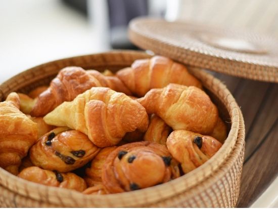 レンボンガン島日帰りツアー　豪華クルーザー「ワカ・セイリング」で行く ワカ・ビーチクラブ滞在＆サンセット観賞　大人のための上質な時間を ＜送迎付き／ランチ付き＞