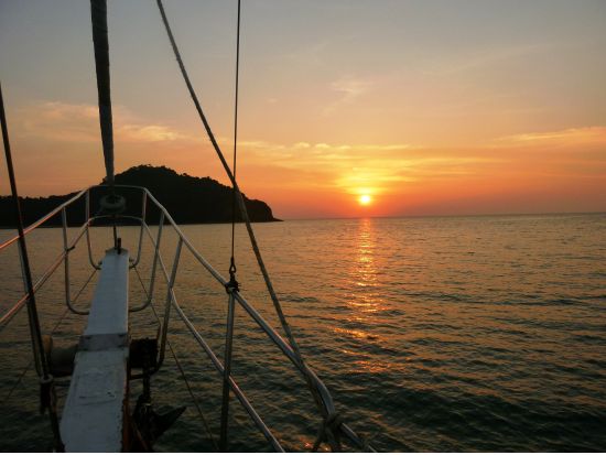 ランカウイ サンセットディナークルーズ　感動の夕日を船上で！＜ランカウイ発＞