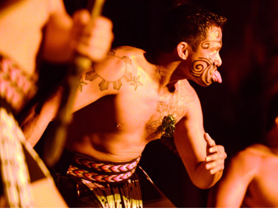 伝統ルアウ＆フラ ハワイアンショー　マウイの神話 ＜優先入場VIP席あり／ビュッフェ夕食／飲み放題／ロイヤル・ラハイナ・リゾート＞