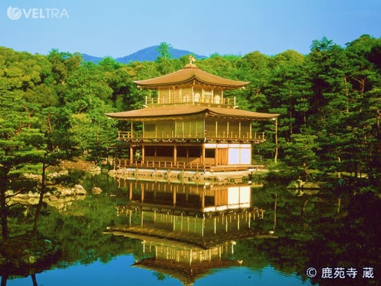 Kinkakuji Temple reflecting from the water