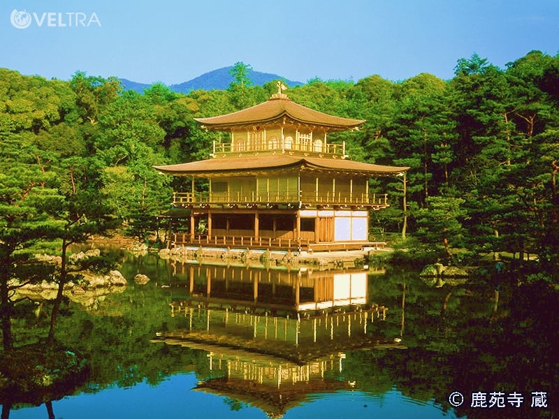 Kinkakuji Temple reflecting from the water