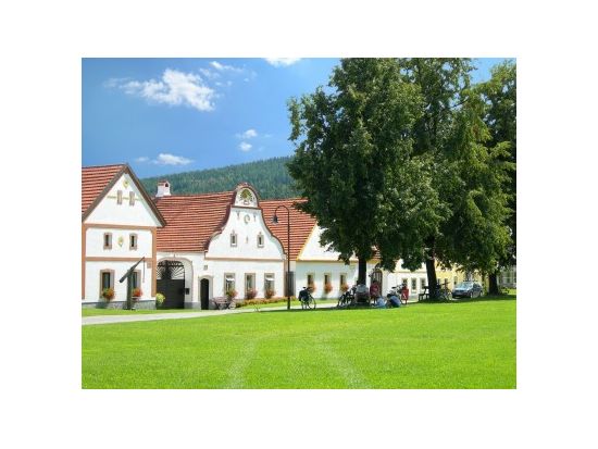 世界遺産チェスキークルムロフ＆ホラショヴィツェ 1日観光ツアー＜貸切／日本語／プラハ発＞