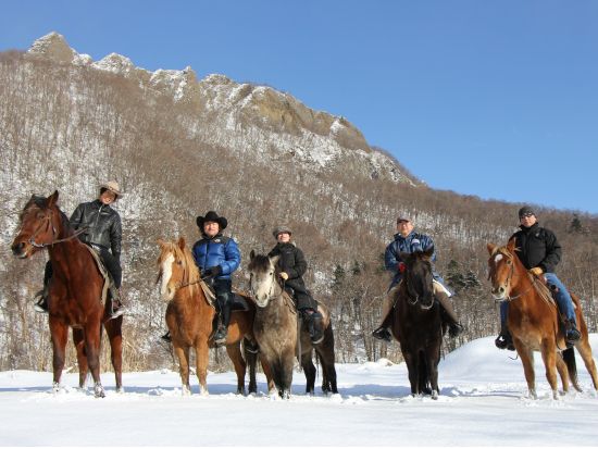 【札幌市内から貸切タクシー送迎付き】雪中乗馬体験 カウボーイの町で保安官ガイドが指導します！＜12～3月／札幌市内送迎付／札幌市＞