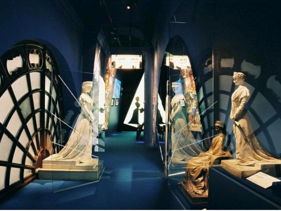 皇妃エリザベートとハプスブルク家の栄光を訪ねる 半日観光ツアー　アウグスティーナ教会＆王宮＆カプツィーナ教会に入場 ＜貸切／日本語ガイド＞