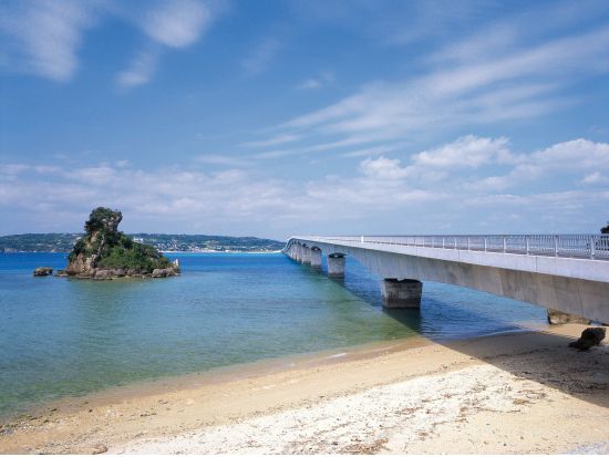 美ら海水族館観光バスツアー 古宇利島＋世界遺産「今帰仁城跡」をめぐる1日観光　ホテルランチ付き　ゆったり快適！3列（2-1列）シート採用＜那覇発／2歳以下無料＞