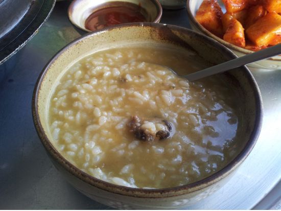海女さんで有名な港町・蓮花里刺身村（ヨンファリ）で採れたて海鮮＆漁港の名物アワビ粥の朝食＋海東龍宮寺半日観光ツアー＜午前／日本語ガイド／ホテルお迎え＞