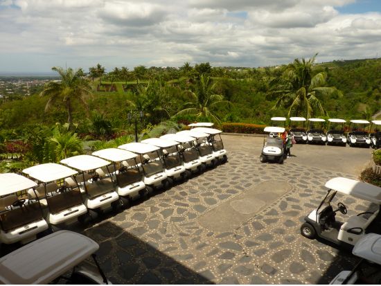 セブ島ゴルフ三昧プラン ２日で２つの人気ゴルフコースを巡る  両日コース後 スパマッサージ付き＜2日連続／ホテル送迎付／日本語ガイド同行／レンタル完備＞