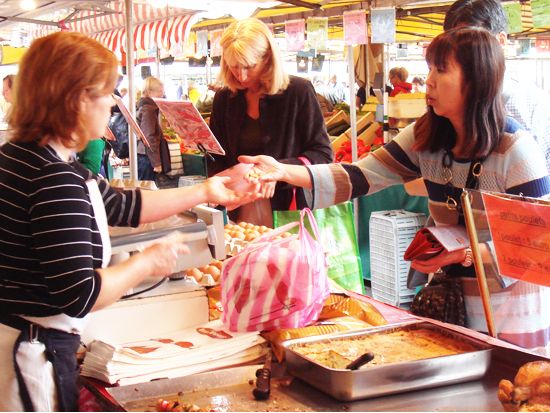 ベルサイユ宮殿＆パリの朝市マルシェ 半日ツアー　宮殿の壮大な建築美とローカル御用達マルシェお買い物体験！＜午前／日本語アシスタント／パリ発＞ by EMI