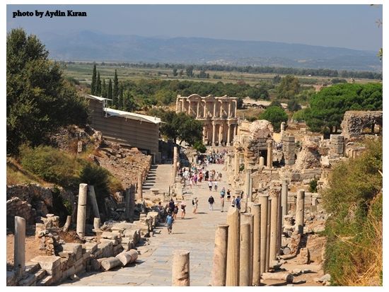 世界遺産 ヒエラポリス＆パムッカレ石灰棚＆エフェソス 日帰り観光ツアー ＜4～10月／日本語または英語ガイド／国内航空券込／昼食付／イスタンブール発＞