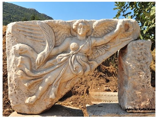 世界遺産 ヒエラポリス＆パムッカレ石灰棚＆エフェソス 日帰り観光ツアー ＜4～10月／日本語または英語ガイド／国内航空券込／昼食付／イスタンブール発＞