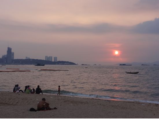 【食事券・事前予約】パタヤビーチを見ながら贅沢BBQ！A-ONE ビュッフェディナー