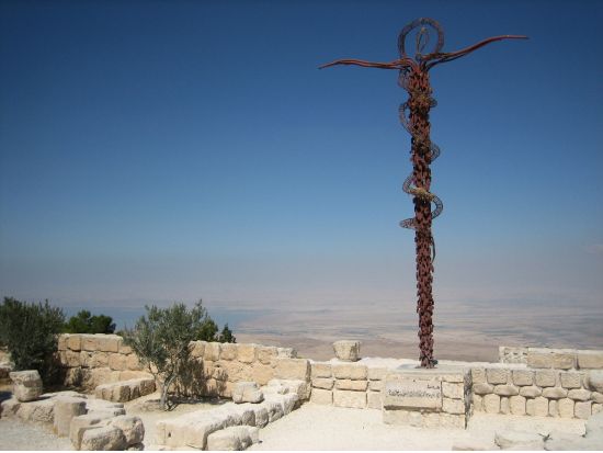 観光の後は死海でリラックス！マダバ＋ネボ山＋死海1日観光＜貸切／英語or日本語／アンマン市内or空港発着／昼食付＞