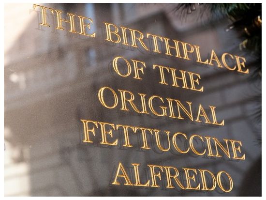 【レストラン予約】絶品のパスタを求めて著名人も通う名店「アルフレッド・アッラ・スクローファ(Alfredo alla Scrofa)」＜ランチ／ディナー＞