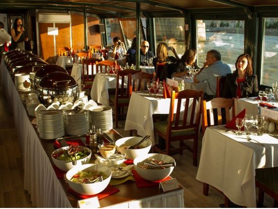 ドナウ川ナイトクルーズ　ハンガリー民謡とともに過ごすブダペストの夜＜19時出発／夕食付きプランあり／ブダペスト発＞