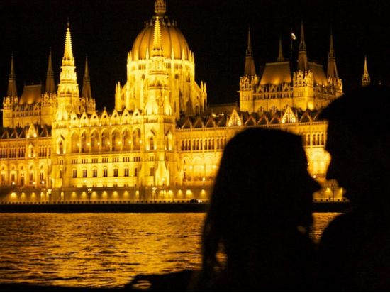 ドナウ川ナイトクルーズ　ハンガリー民謡とともに過ごすブダペストの夜＜19時出発／夕食付きプランあり／ブダペスト発＞