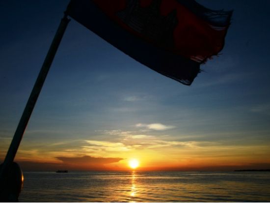 貸切チャーターで行く！トンレサップ湖での夕日鑑賞 + オールドマーケット散策半日ツアー＜ベテランガイド＞