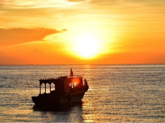 トンレサップ湖からの夕日鑑賞＋オールドマーケット半日観光ツアー　当日9時まで予約可プランあり＜午後／日本語ガイド＞