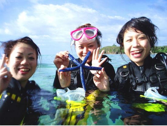 体験ダイビング グアム最高峰の透明度とサンゴ礁ポイント ピティ湾海洋保護区ボムホール ＜ビーチ／1～2ダイブ＞by アクアアカデミー