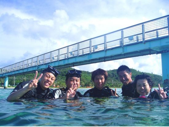 体験ダイビング グアム最高峰の透明度とサンゴ礁ポイント ピティ湾海洋保護区ボムホール ＜ビーチ／1～2ダイブ＞by アクアアカデミー