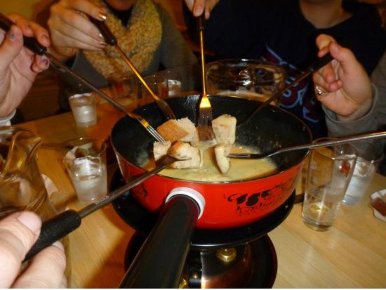 そり滑り体験ナイトツアー　チーズフォンデュのディナー付き ＜12～3月／英語ガイド／インターラーケン発＞